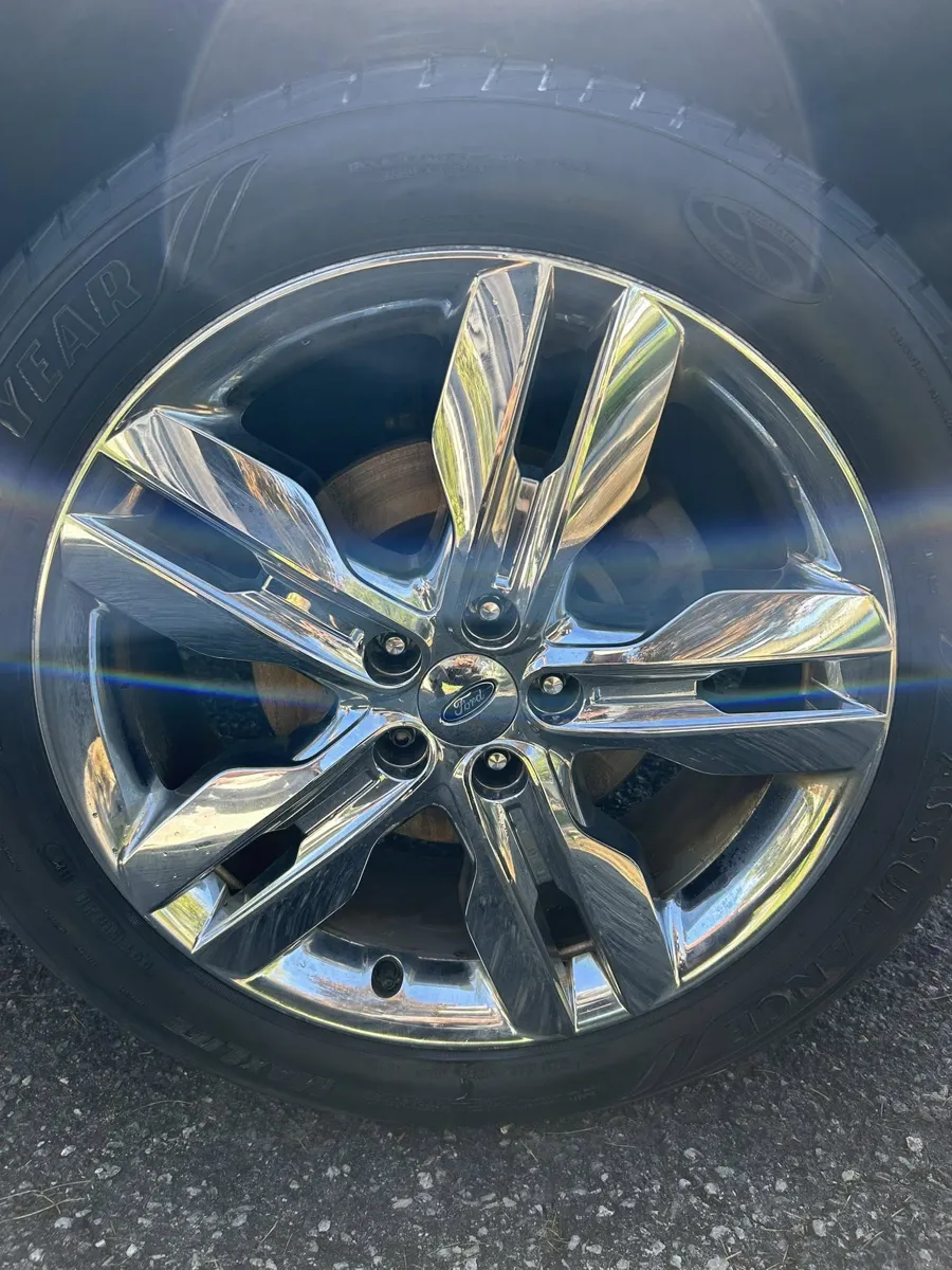 Ford Edge chrome wheel after a wheel clean