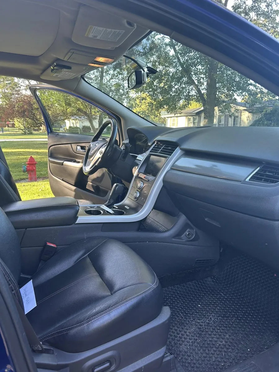 Ford Edge passenger side after detailing