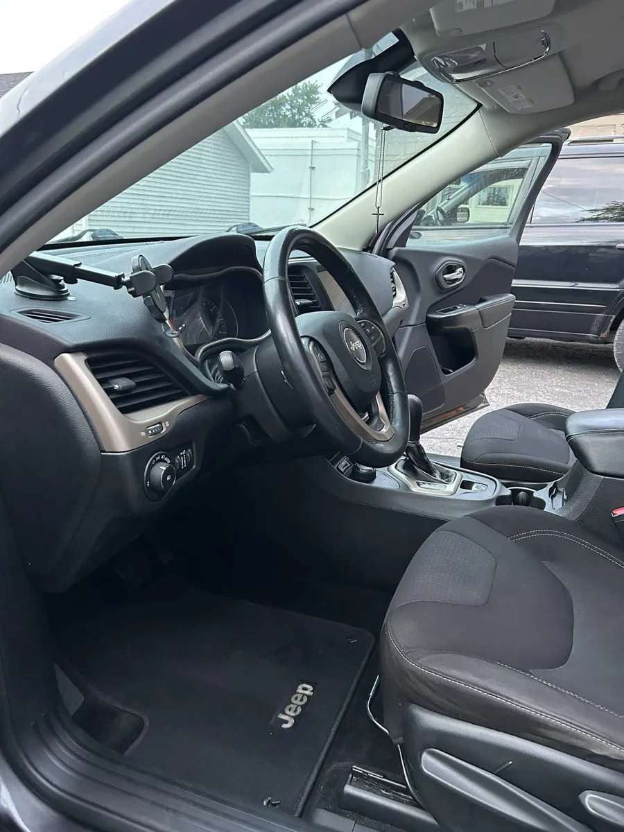 Jeep Cherokee front interior after a detail