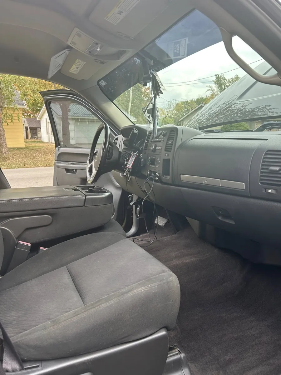 Chevy Silverado passenger side after detailing